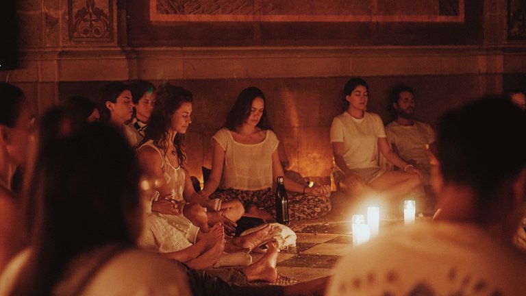 Guests sharing a circle at a Nākaloka gathering